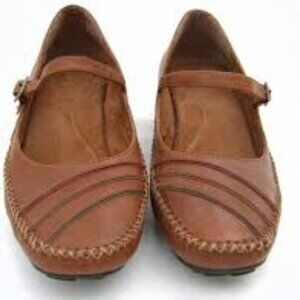 White Mountain Size 6.5M  Demure Brown Leather Mary Jane Heel with Accent Lines